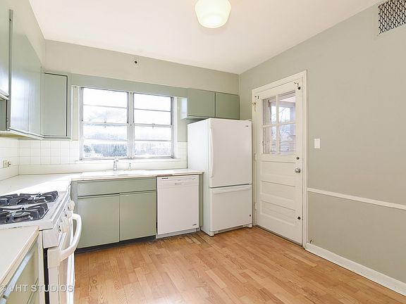 4th image of 6605 N Sacramento Ave
