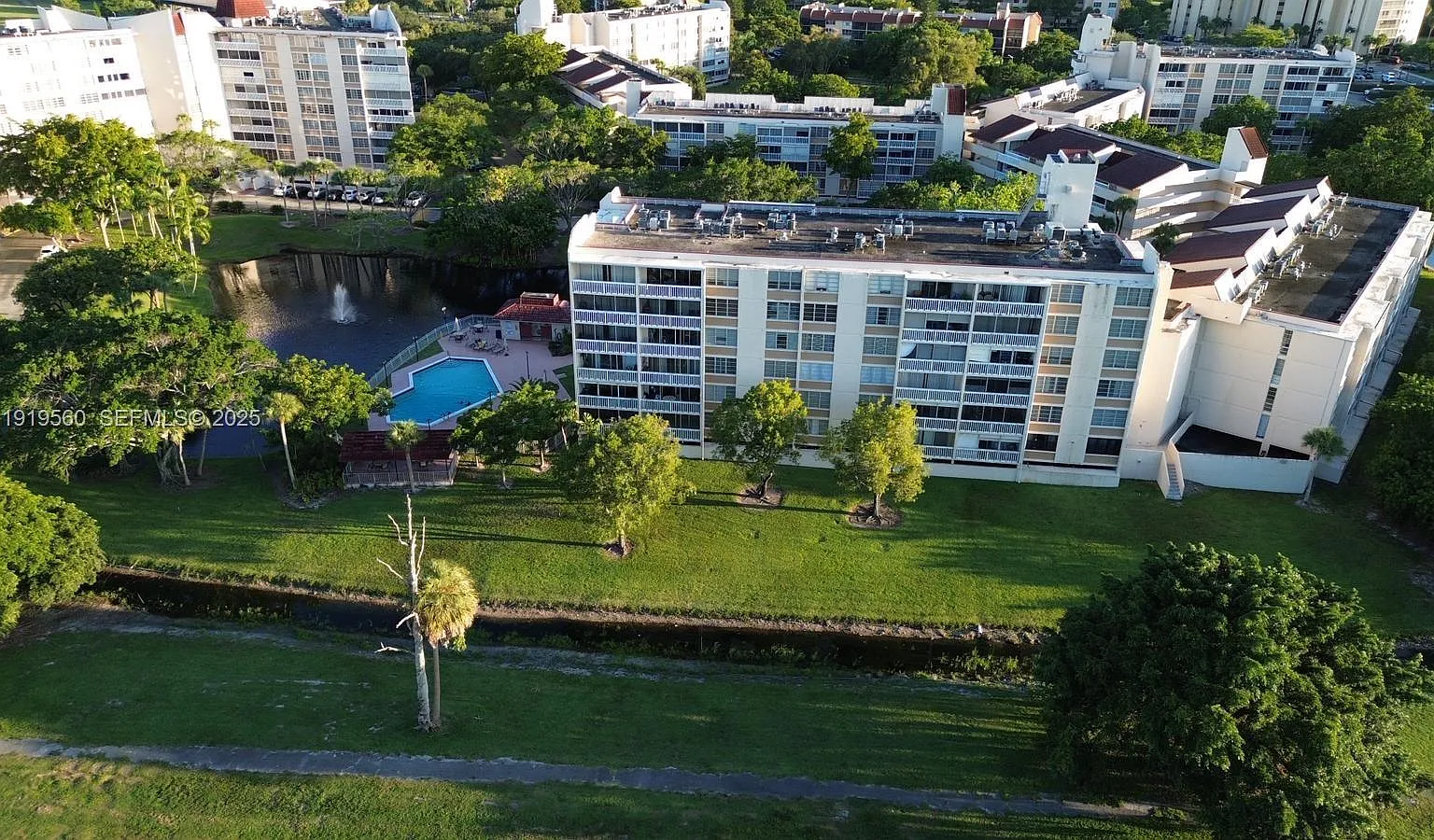 Environ I Condo 5 And 6 — Photo 2