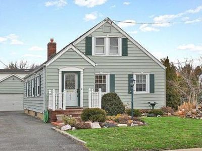 1060 N 6th St, New Hyde Park, NY, 11040