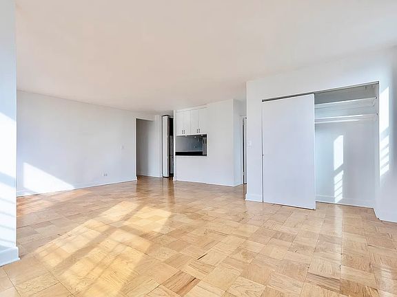 4th image of 200 E 72nd St #32GH