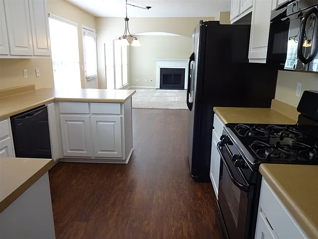 3 bed, 2.5 bath, 1834 sqft, $2,060 — Photo 2