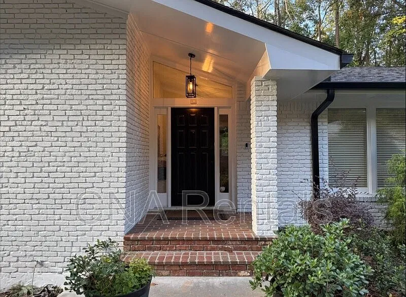 3 bed, 2.0 bath, 2024 sqft, $3,595 — Photo 2