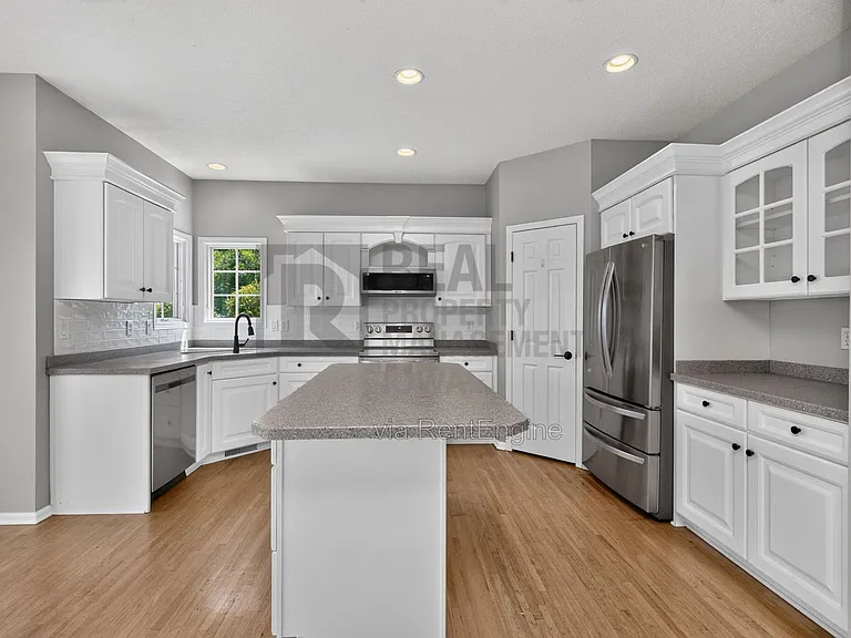 2305 NE Hanover Ct — Photo 9