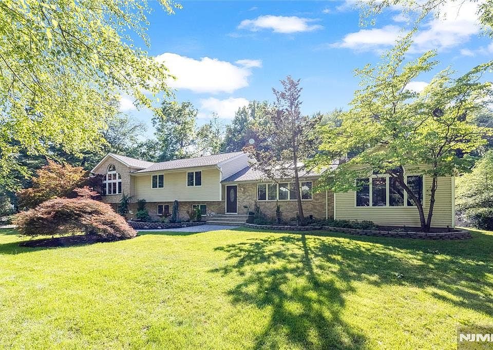 1st image of 61 Brookview Dr
