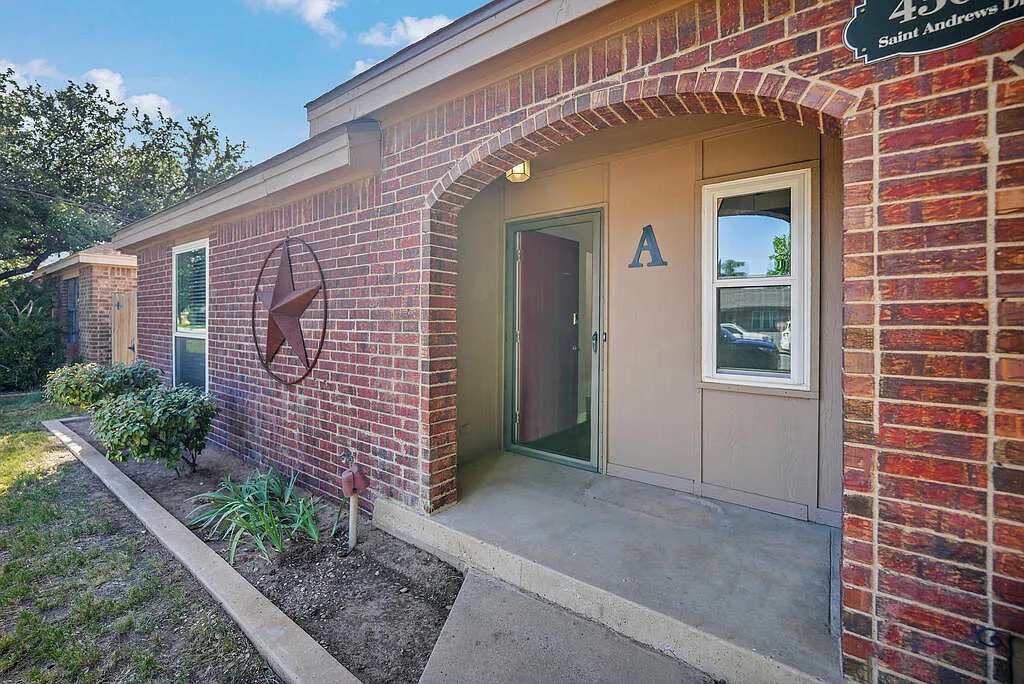 3 bed, 3.0 bath, 2010 sqft, $3,000 — Photo 2