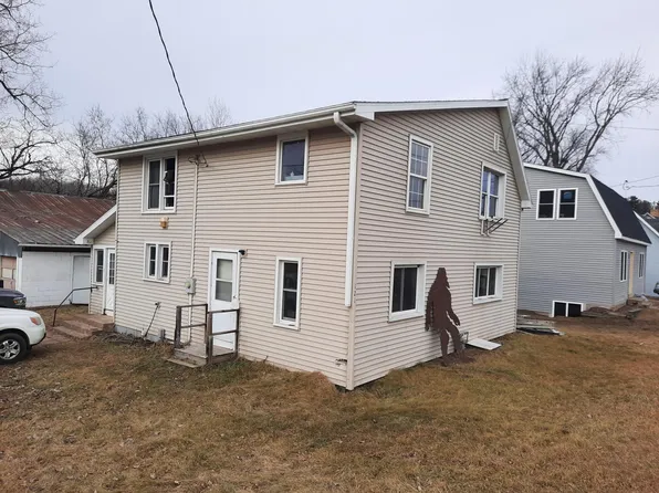 121 4th St W, Menomonie, WI 54751