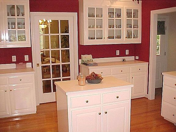 LITCHEN HAS ISLAND AND HUTCHES