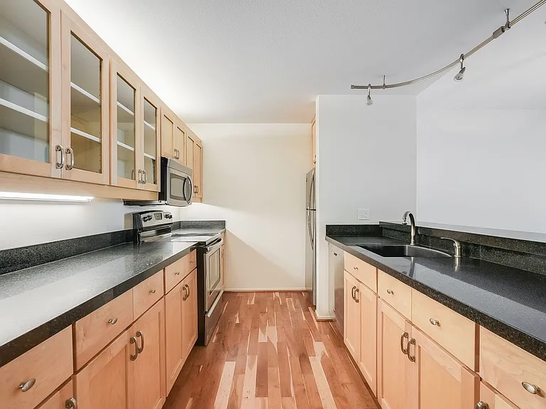 205 SW Montgomery St #204 — Photo 5