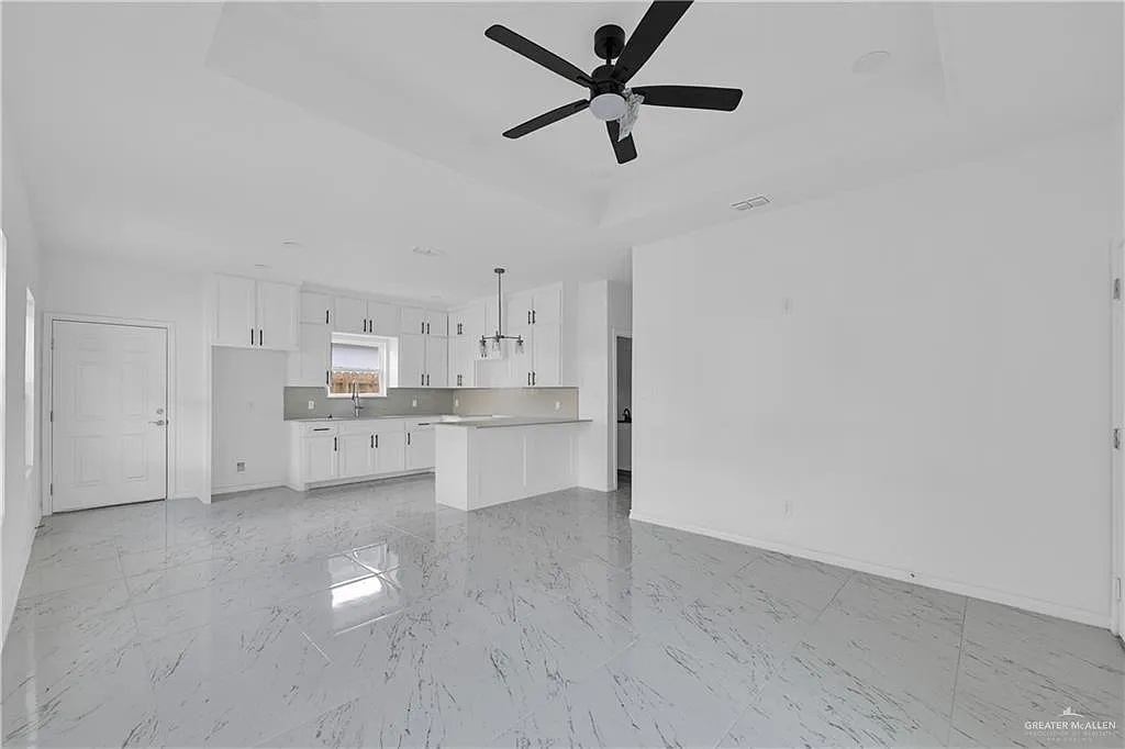 3 bed, 2.0 bath, 1083 sqft, $1,300 — Photo 2