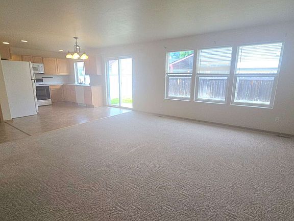 3rd image of 29 Stratford Dr