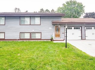 511 Hillcrest Rd, Waterloo, IA 50701