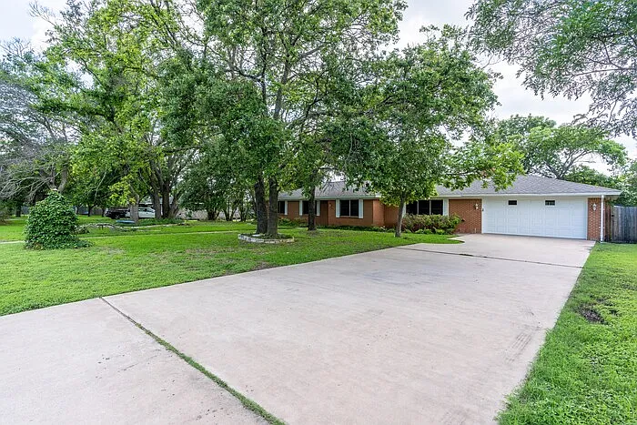 3 bed, 2.0 bath, 2839 sqft, $3,200 — Photo 2
