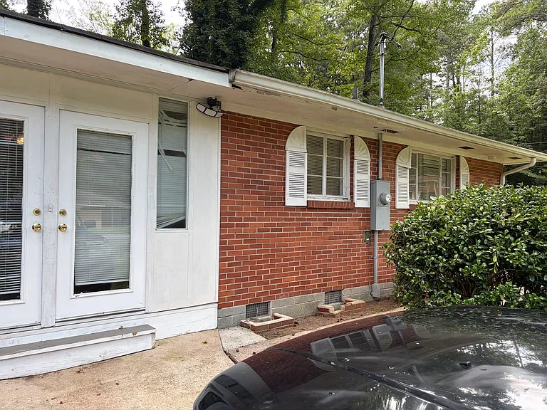 2538 Lancaster Dr — Photo 2