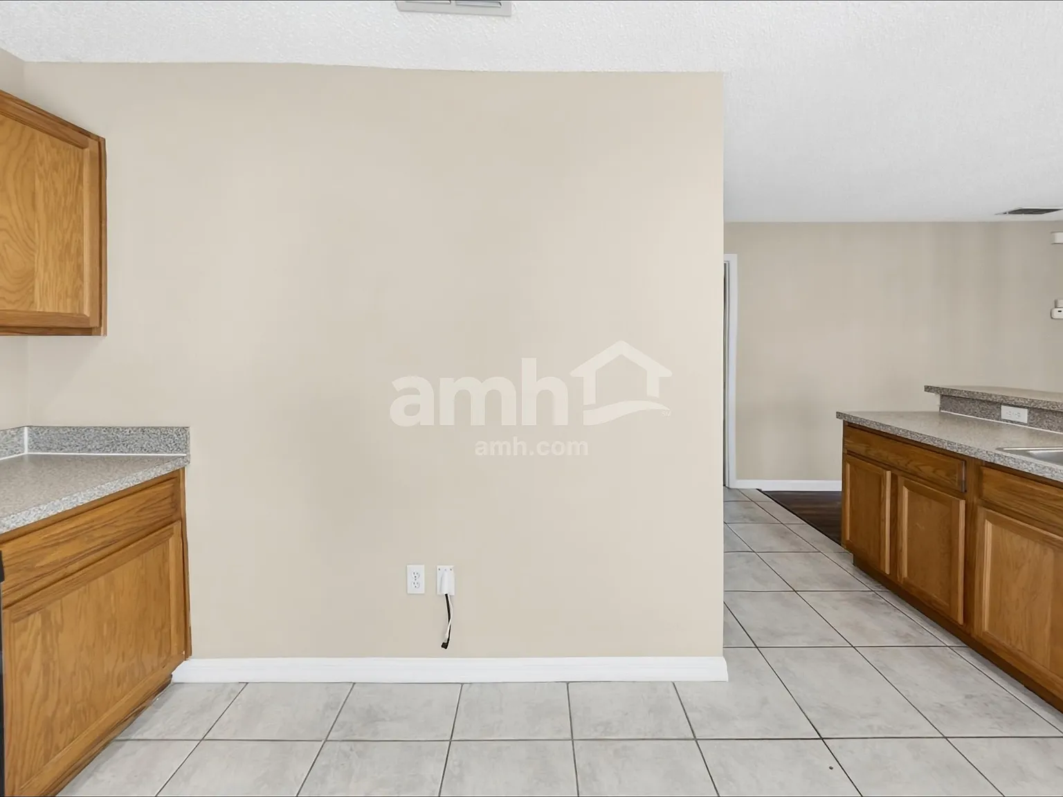 3 bed, 2.0 bath, 1390 sqft, $2,470 — Photo 4