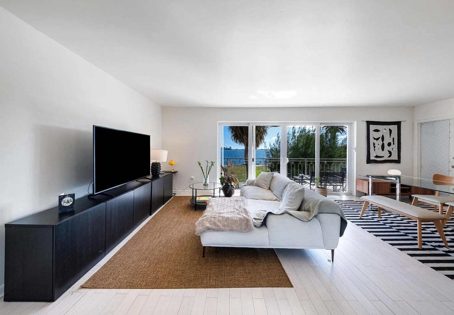 1 bed, 1000 sqft, $2,500 — Photo 2