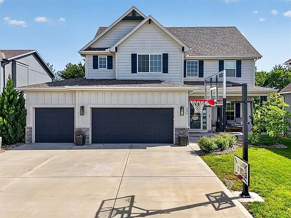 2nd image of 804 SE Holly Ct