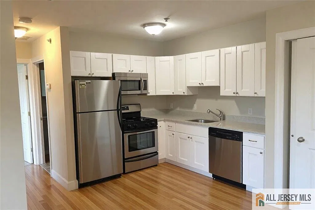 2 bed, 1.0 bath, $1,500 — Photo 2
