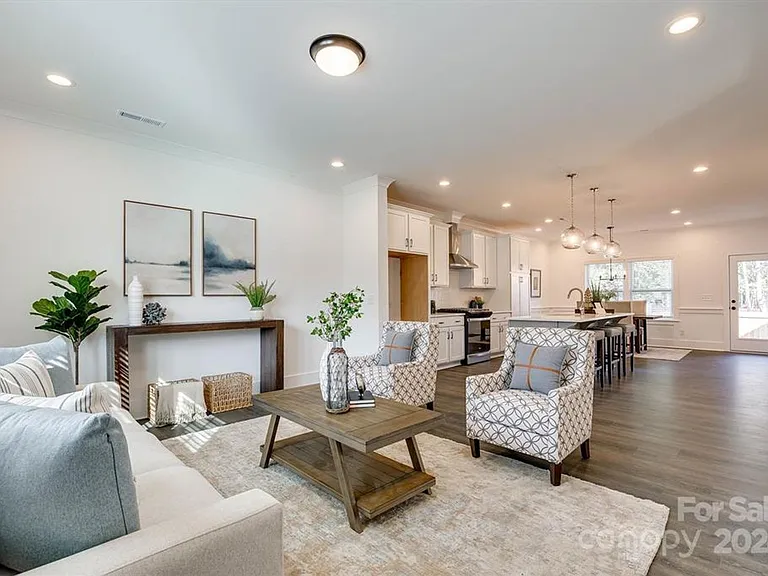 1241 Eastway Dr — Photo 2