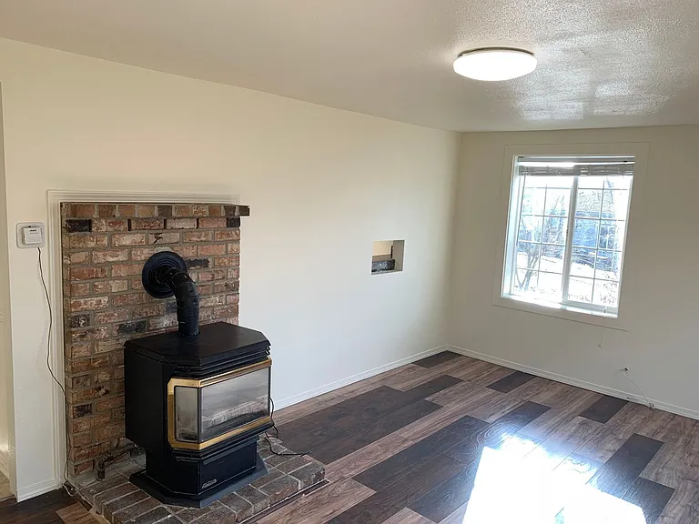 128 NE Baker St — Photo 7