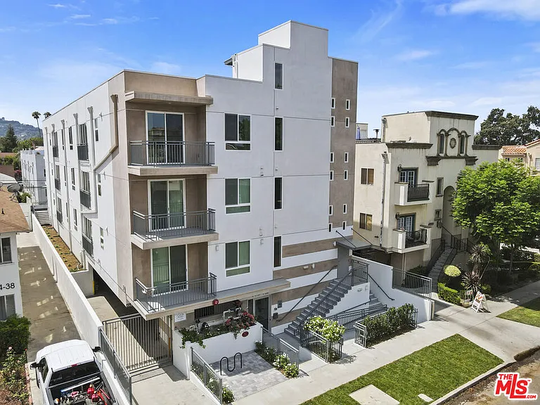 11042 La Maida St #202 — Photo 25
