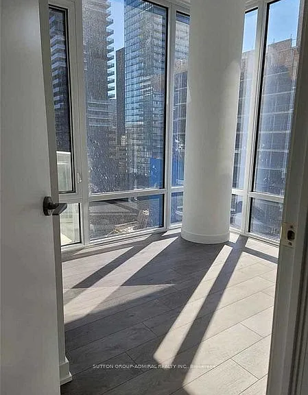 501 Yonge St #812 — Photo 5