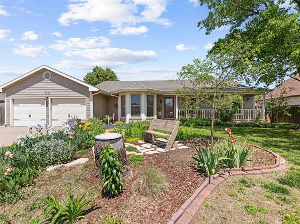 2207 Village Ln, Salina, KS 67401