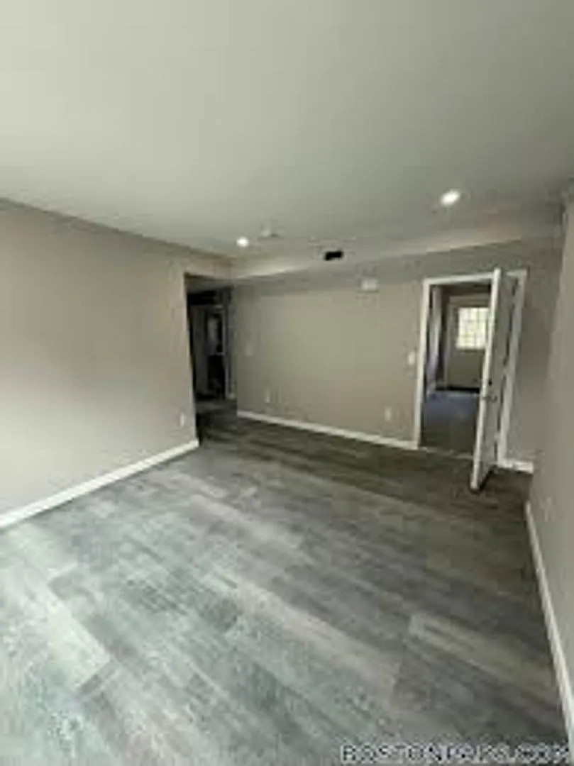 No Brokers Fee, A Must-See Unit, Central heat/AC, In-Unit Washer and Dryer, Parking for Rent — Photo 4
