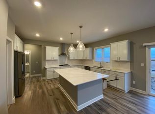 7396 Auburn Ln, Inver Grove Heights, MN 55077