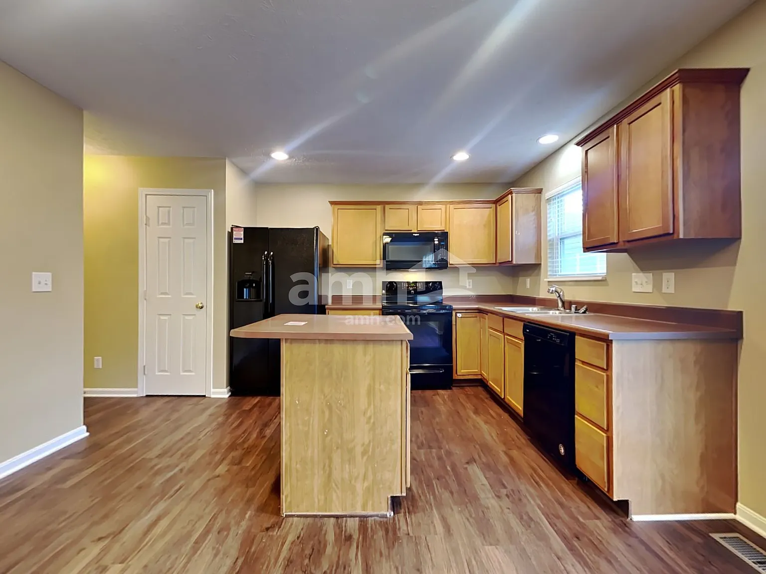 3 bed, 2.5 bath, 1630 sqft, $2,355 — Photo 3