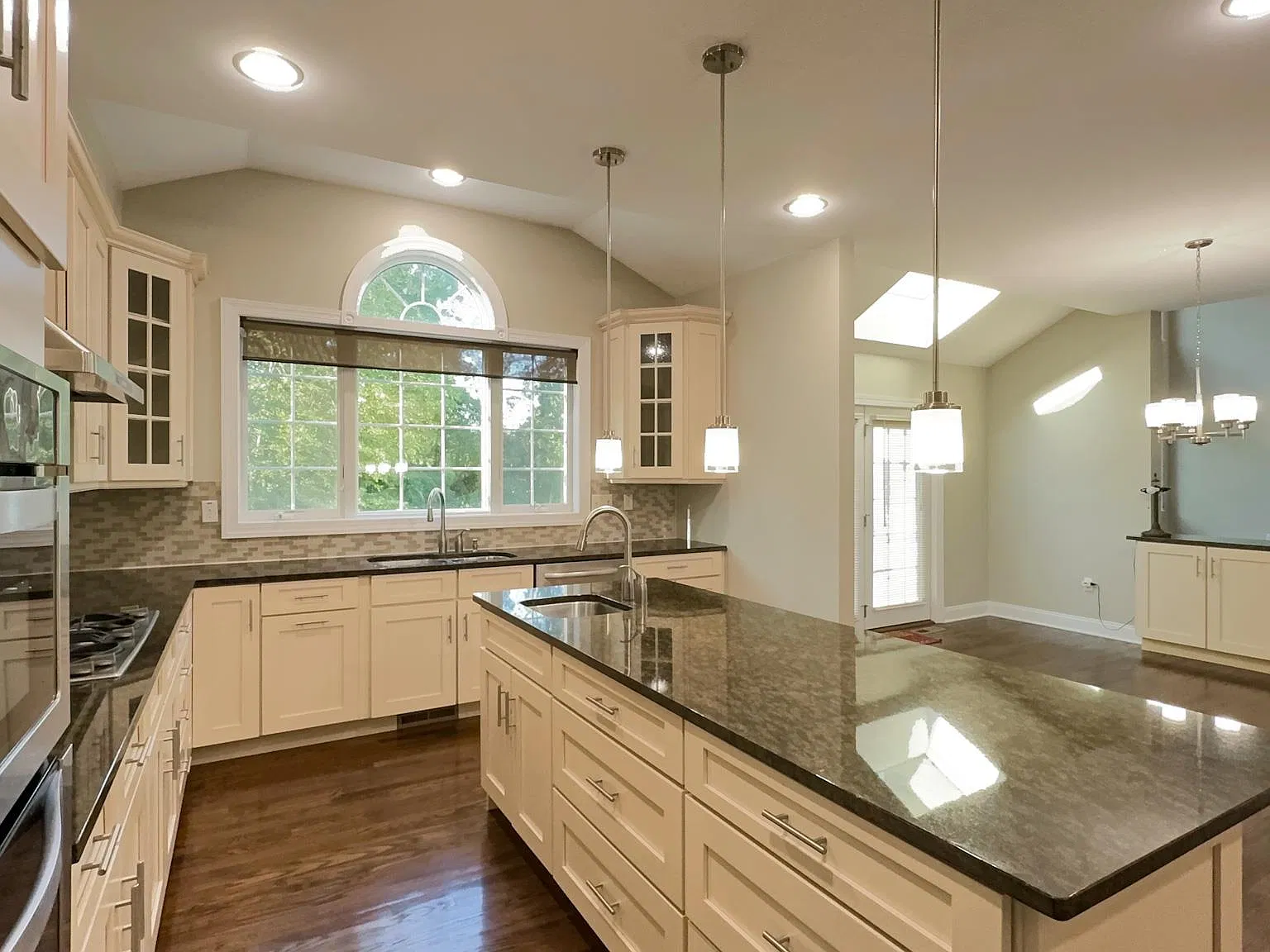 4 bed, 3.5 bath, 4398 sqft, $5,450 — Photo 3