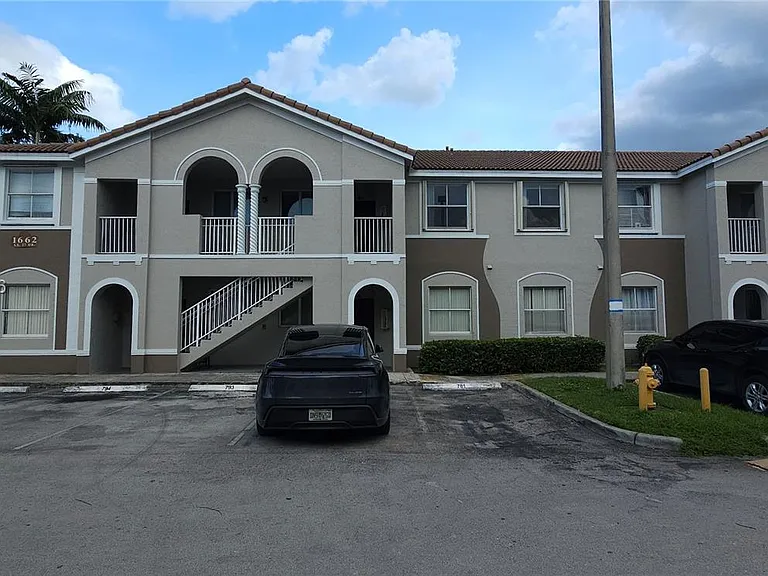 1662 SE 27th Dr #208 — Photo 1