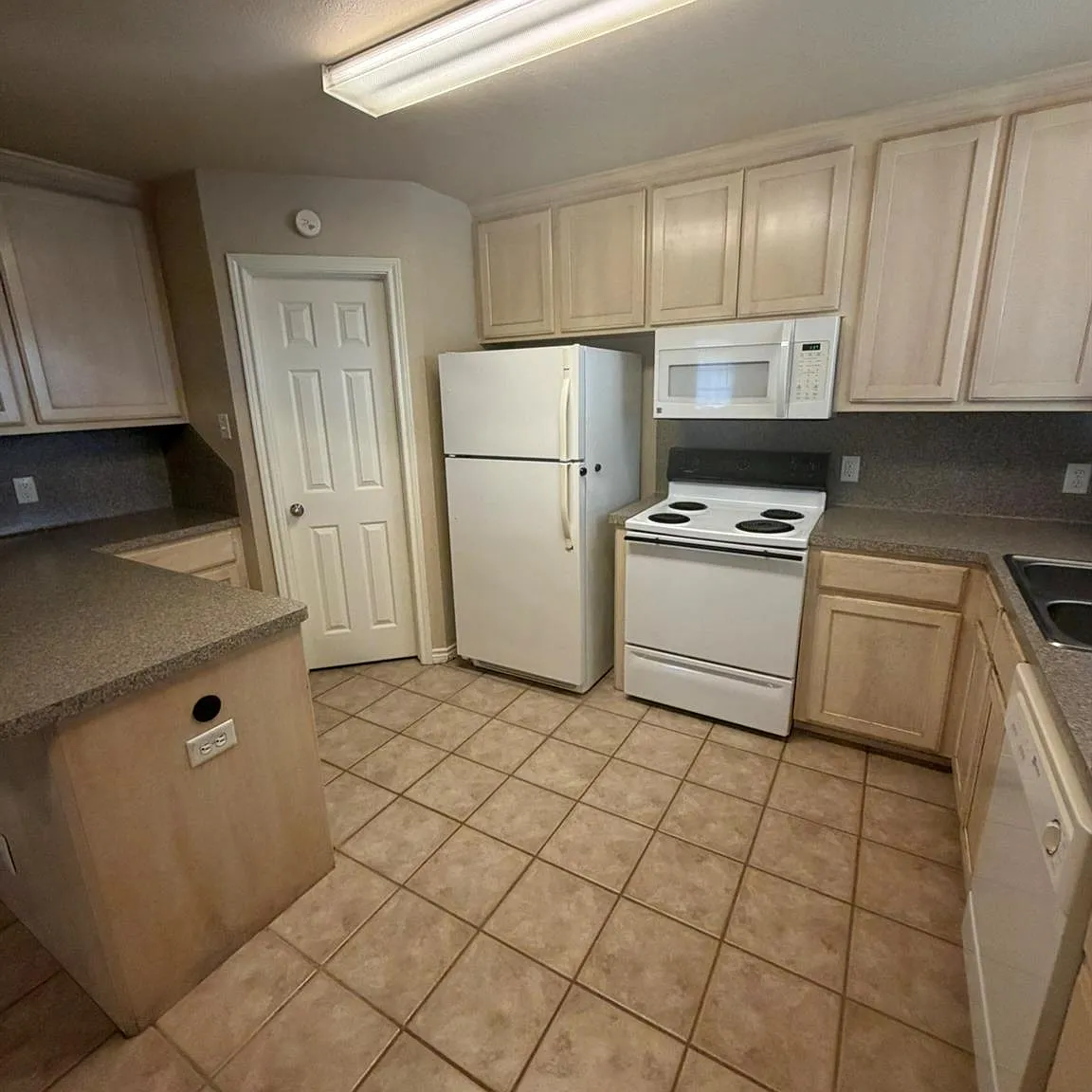 3 bed, 3.0 bath, 1322 sqft, $1,550 — Photo 2