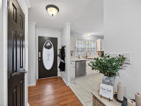 3rd image of 370 Lee Rd