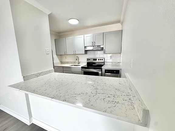 116 4D top floor apt new floors