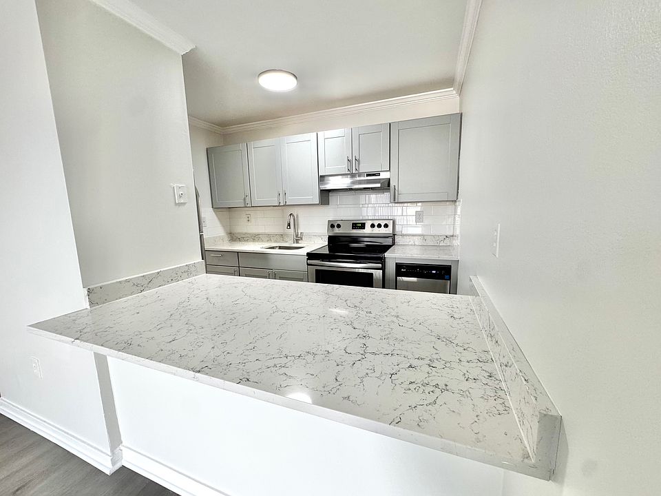116 4D top floor apt new floors