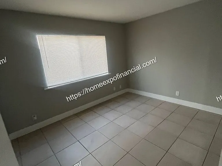 339 N Victoria Ave — Photo 3