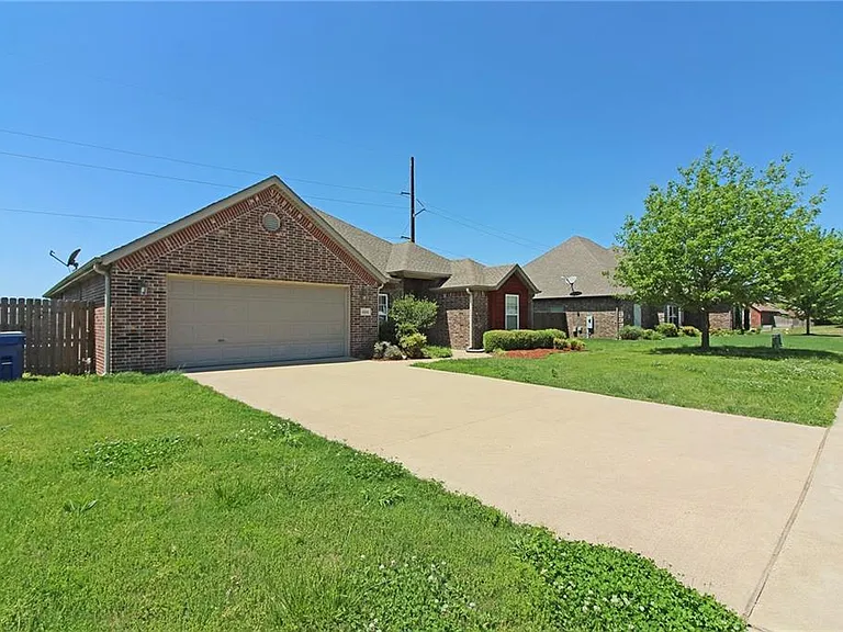 4302 Lilly St — Photo 1