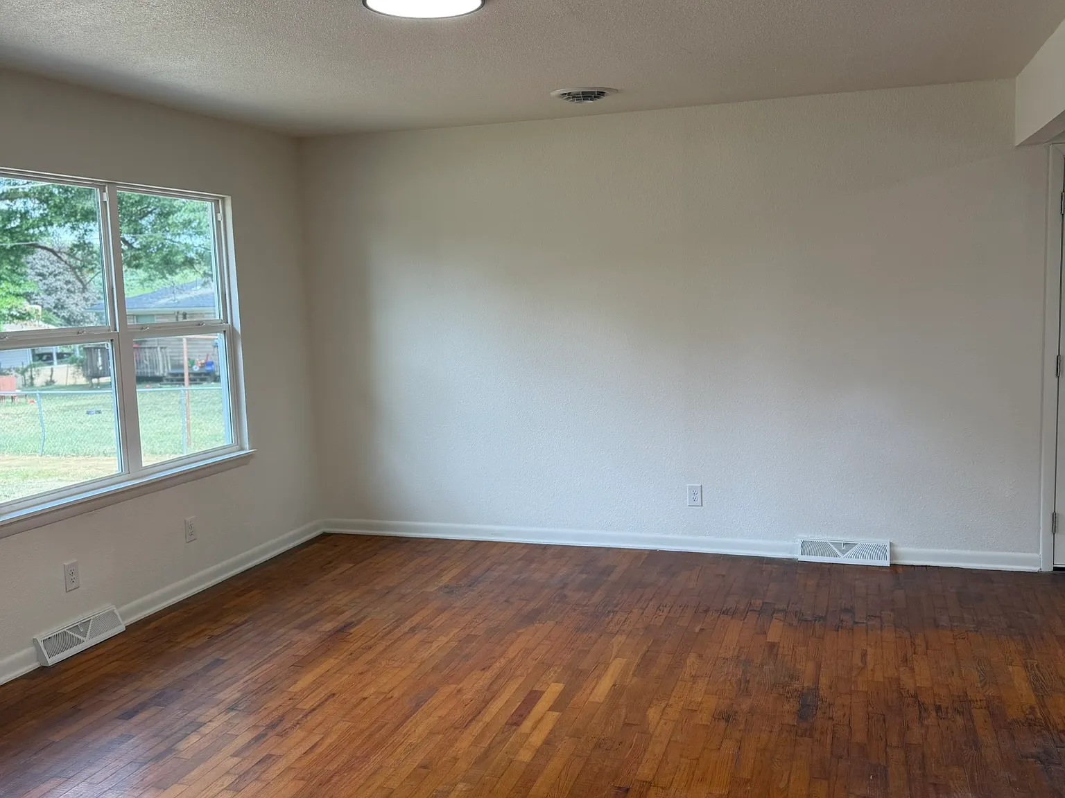 3 bed, 1008 sqft, $1,100 — Photo 2