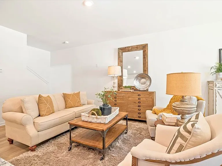 2036 Woodbine Way — Photo 3