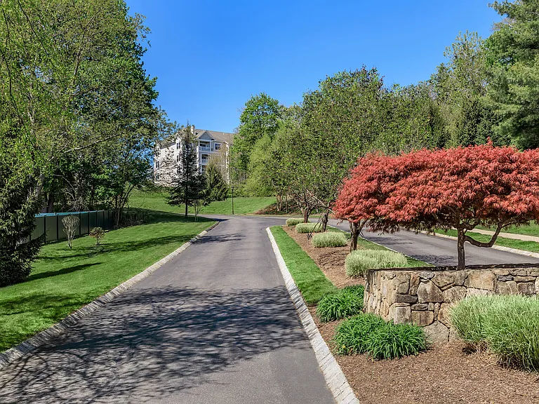 Knoll Crest Apartments — Photo 31