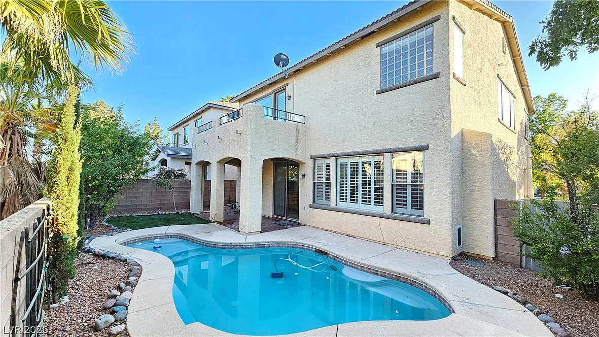 4 bed, 3.0 bath, 2431 sqft, $4,000 — Photo 2