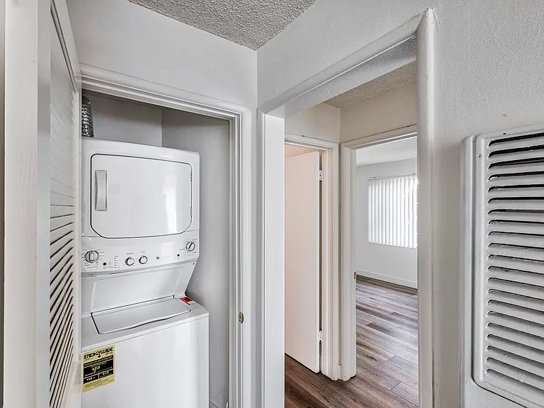 Serrano Apartments — Photo 18