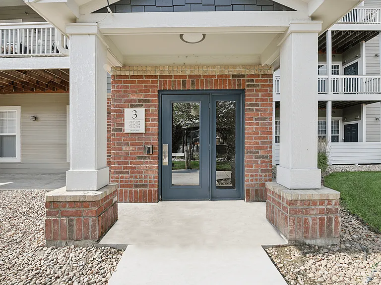 Bear Valley Park Apartments — Photo 29