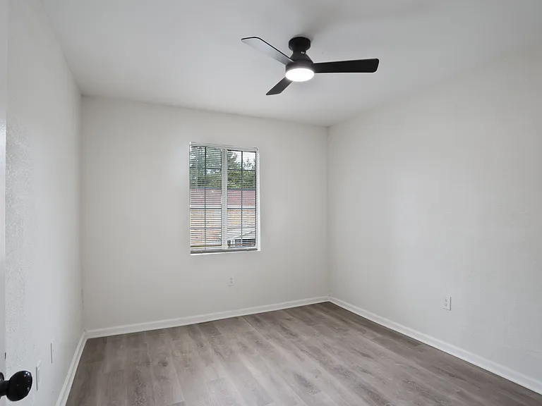 Brentwood — Photo 15