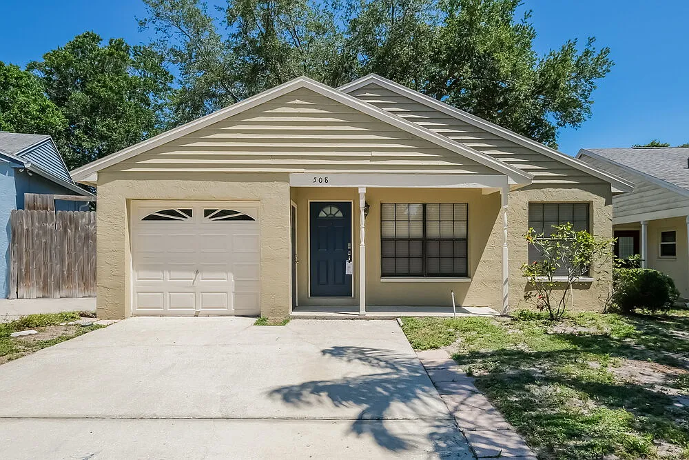 3 bed, 2.0 bath, 1066 sqft, $2,315 — Photo 1