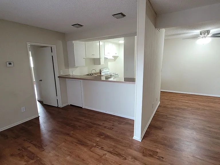Lido Isle Apartments — Photo 26