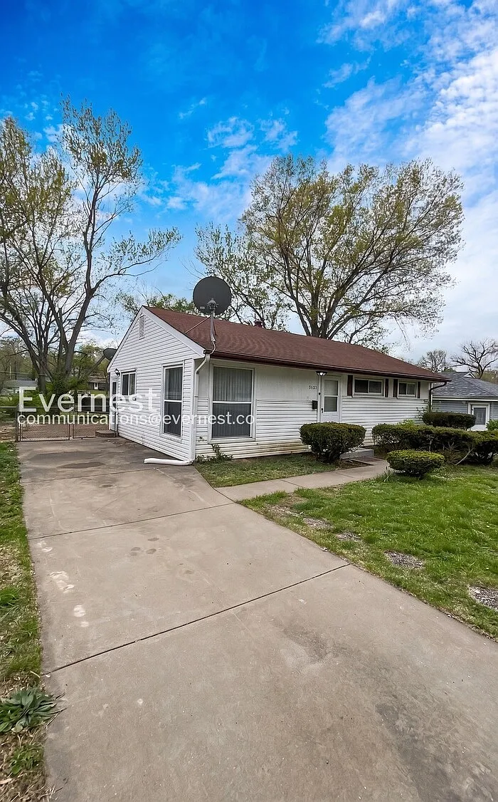 3 bed, 1.0 bath, 864 sqft, $1,027 — Photo 2