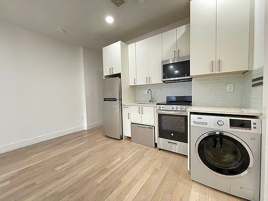 1st image of 975 Washington Ave #B1