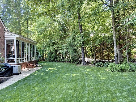 5th image of 237 Yorkshire Dr