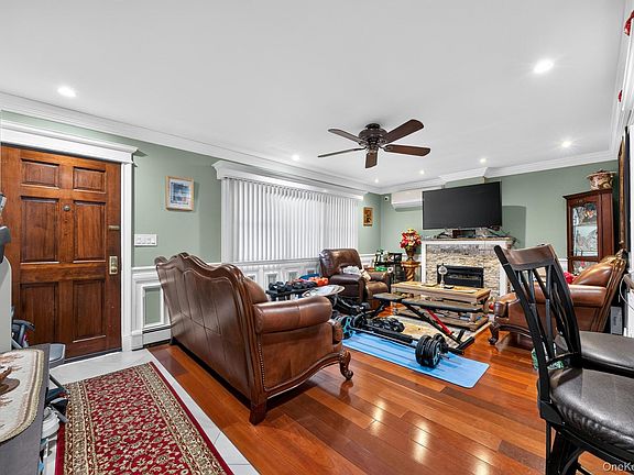 3rd image of 568 Autumn Avenue